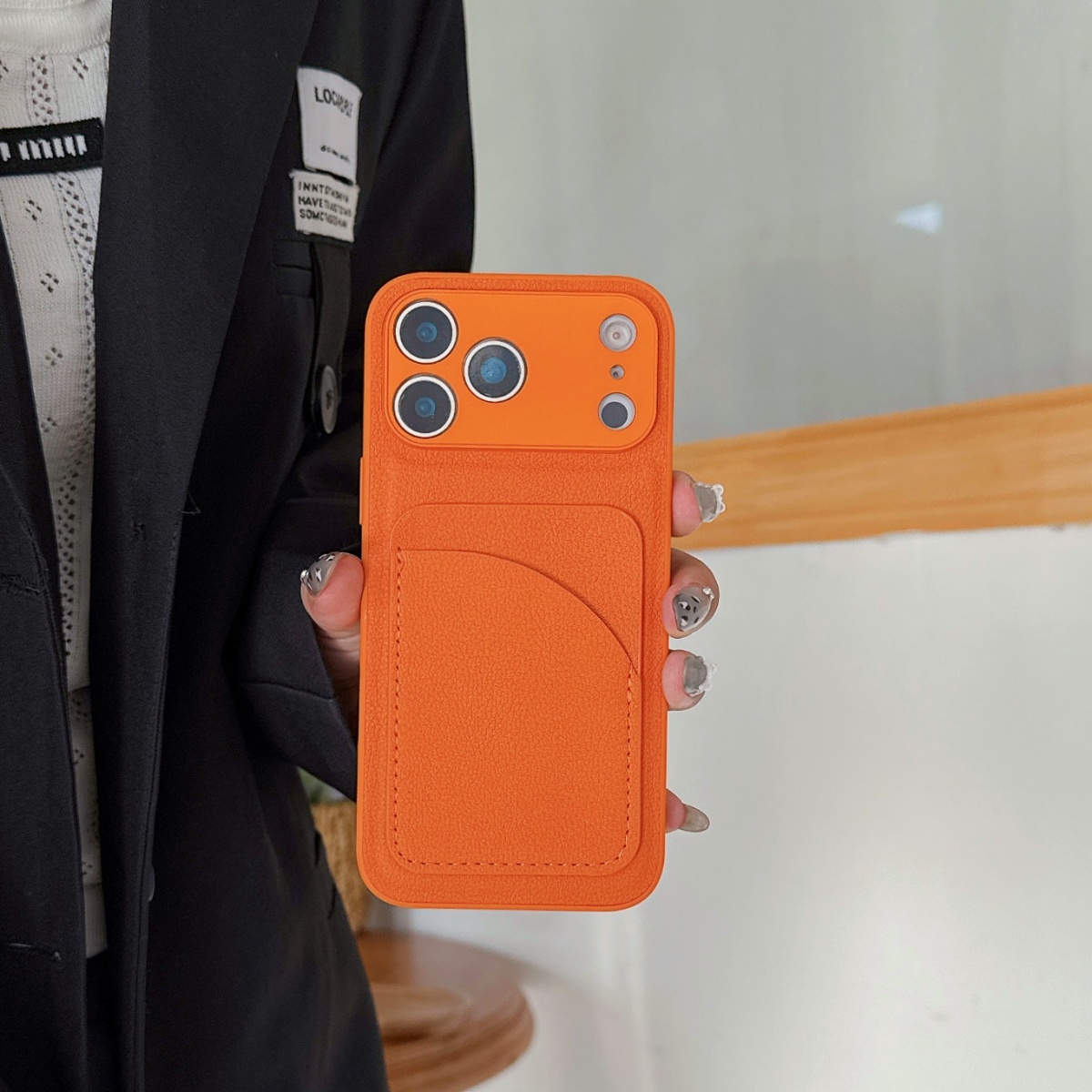 حافظة جلدية برتقالية اللون لها - مراجعة Leather Card Wallet وسعره